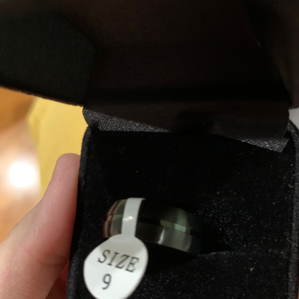 Size 9 ring - Picture 2 of 2